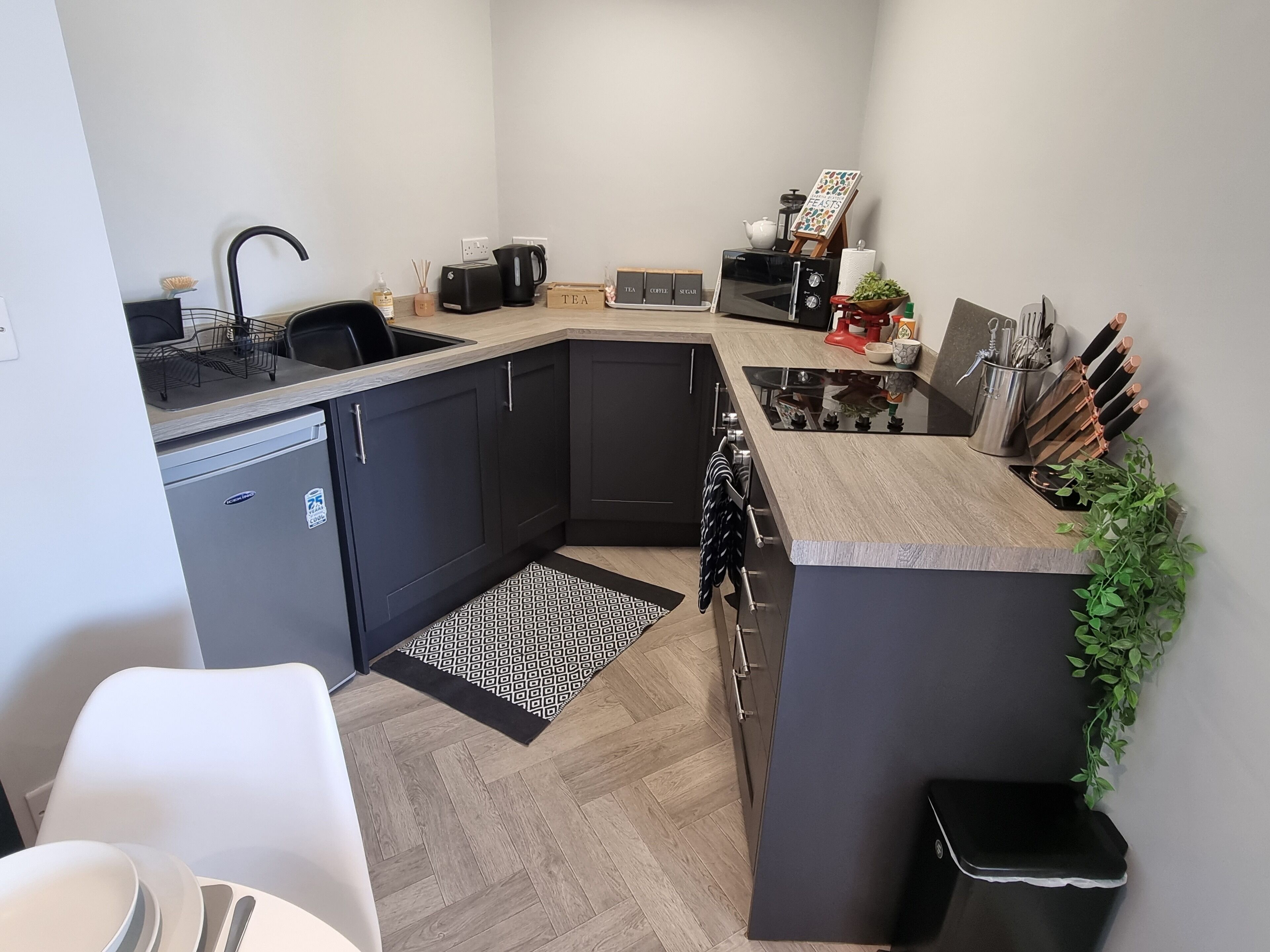 Refrigerador, microondas, horno y parrilla de estufa 