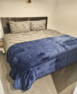 2 dormitorios, tabla de planchar con plancha, wifi gratis y ropa de cama