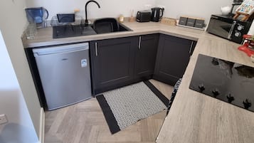 Køleskab, mikrobølgeovn, ovn, kogeplade