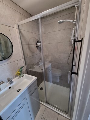 Douche, sèche-cheveux, serviettes fournies, savon