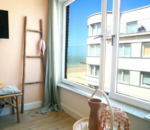 Joli Studio vue sur Mer, Bord de Plage de Ostende Refait à Neuf Cosy et Tendance
