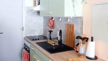 Réfrigérateur, four, plaque de cuisson, bouilloire électrique