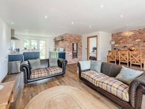 Living area - Heron's Den - UK44529 (Langton Hill, near Horncastle)