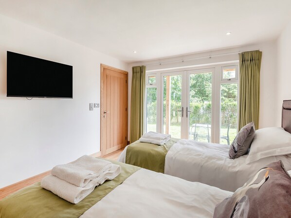 3 bedrooms, free WiFi, bed sheets, wheelchair access
