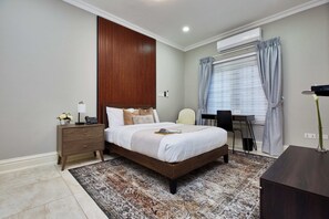 Kamar Double Deluks | Seprai antialergi, brankas, meja kerja, dan ruang kerja ramah laptop