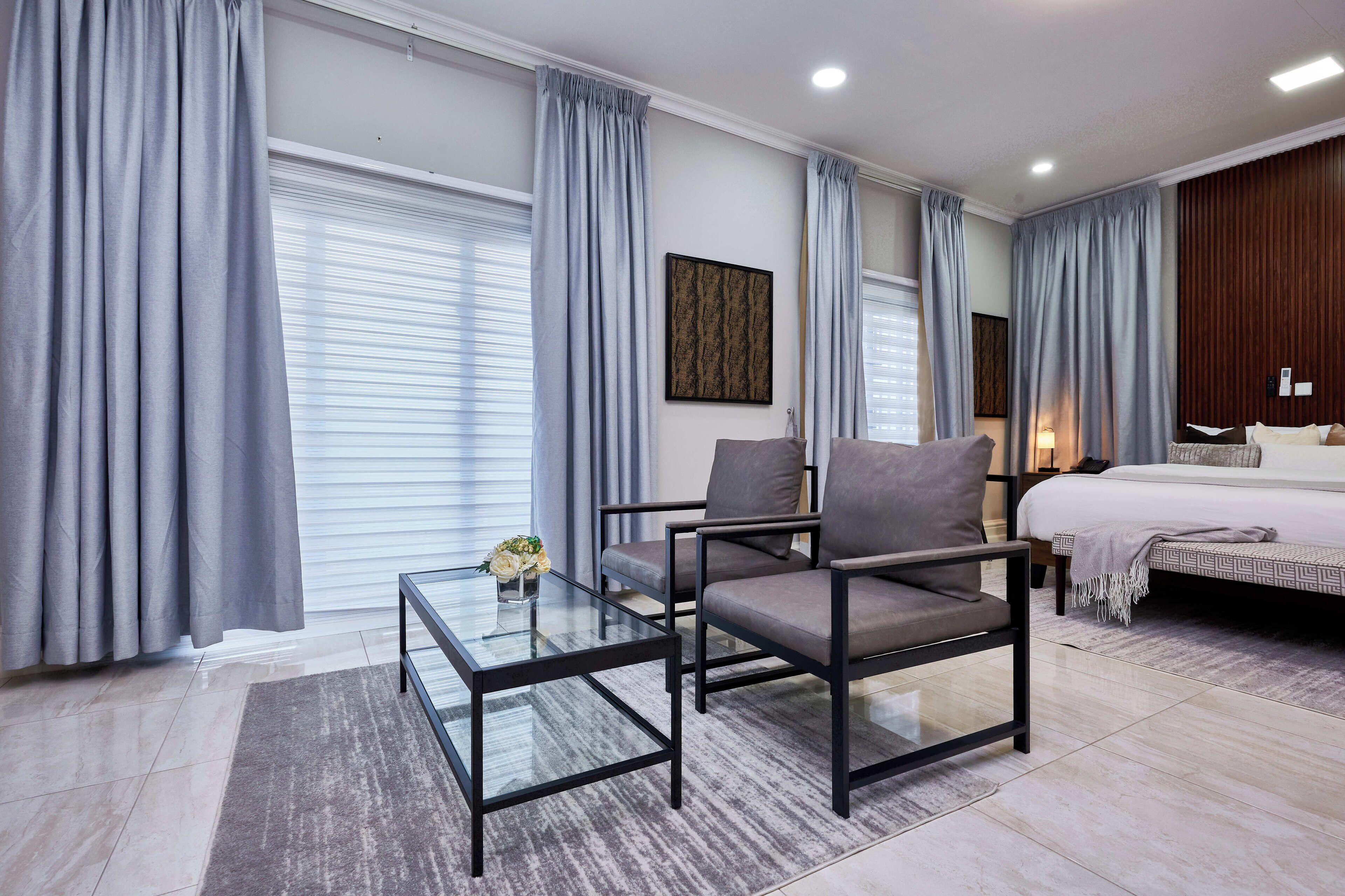 Suite ejecutiva, 1 cama de matrimonio grande | Ropa de cama hipoalergénica, caja fuerte, escritorio