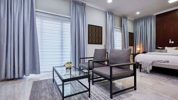 Suite ejecutiva, 1 cama de matrimonio grande | Ropa de cama hipoalergénica, caja fuerte, escritorio