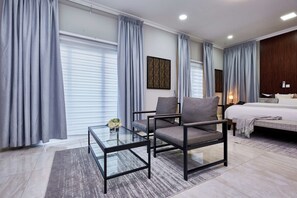 ملاءات للفراش لا تسبب الحساسية وخزنة داخل الغرفة ومكتب