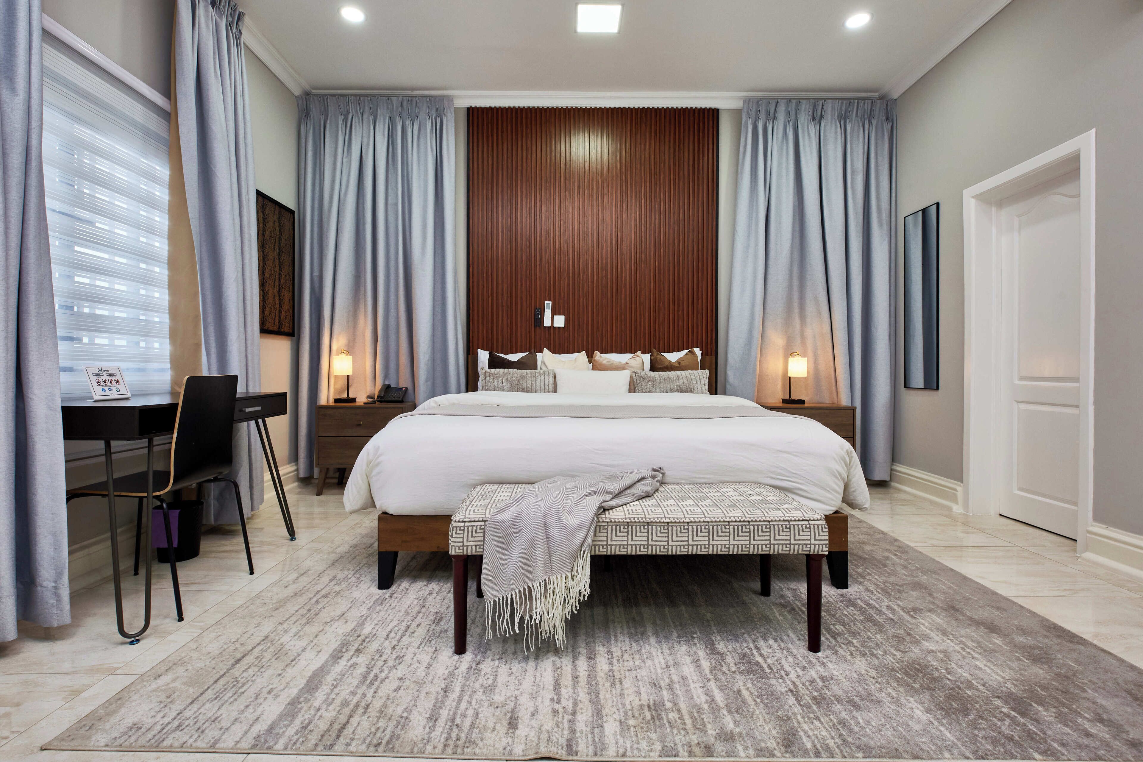 Executive Suite, 1 King Bed | Hypo-allergenic bedding, in-room safe, desk, laptop workspace