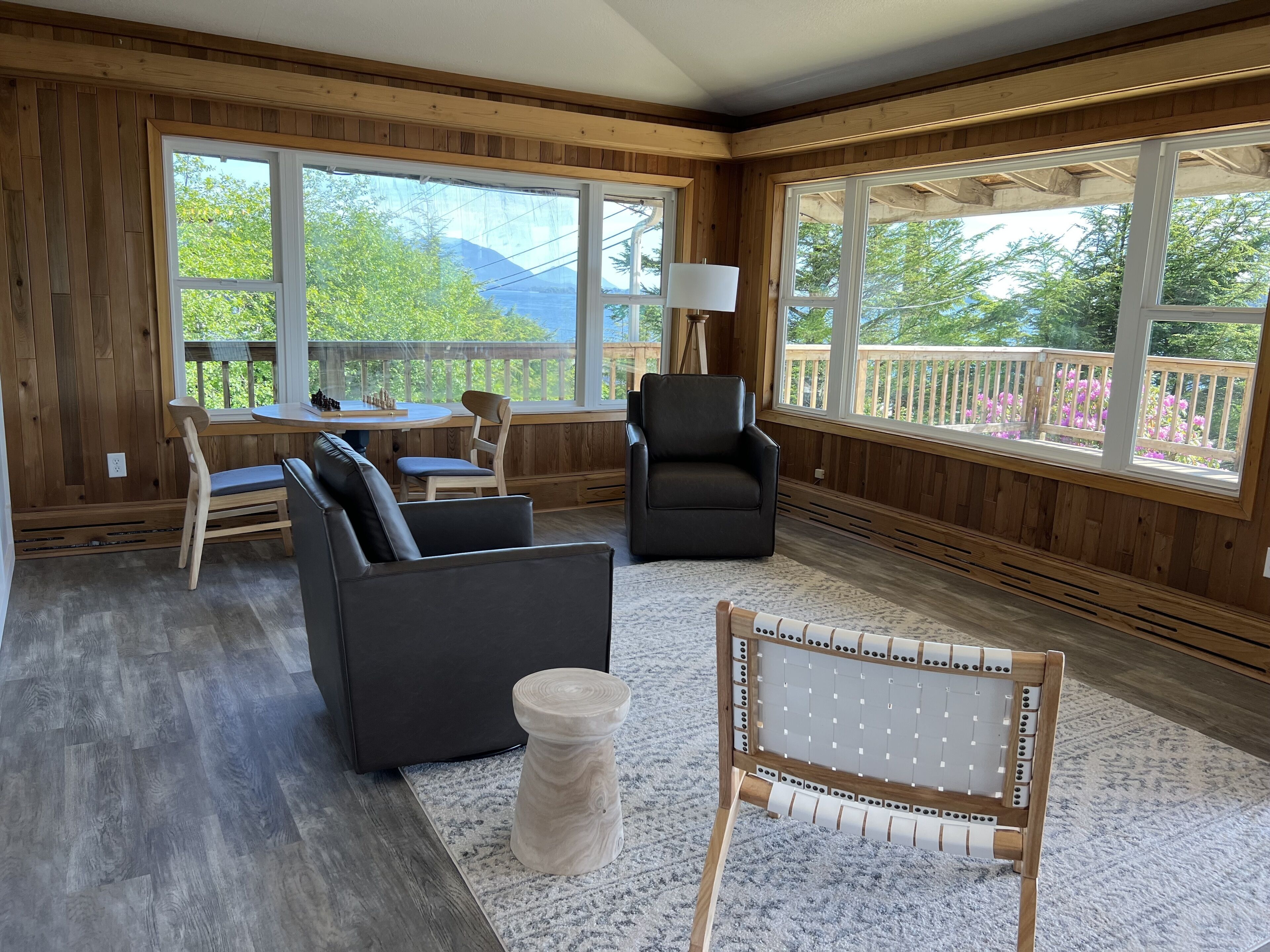 Smart TV, chimenea, libros y servicios de streaming 