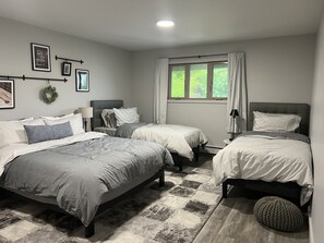 3 bedrooms, iron/ironing board, WiFi, bed sheets - Driftwood House- Endless Ocean Views (Sitka)
