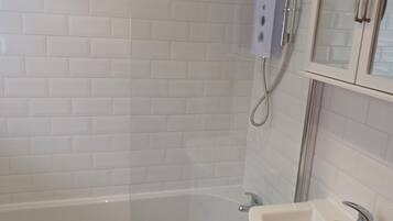 Apartment | Bathroom | Combined shower/bathtub, deep-soaking bathtub