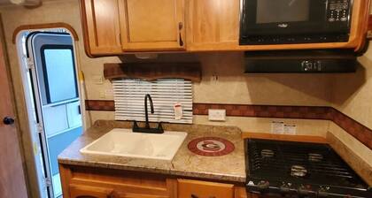 Camper sleeps 6 Nestled in a Wooded Area. Pet Friendly, Fire Pit, spacious