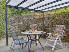 Outdoor dining - 1 bedroom accommodation in Landrake, near Saltash (Landrake, near Saltash)