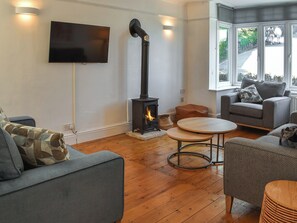 Fireplace - Ideal for families with lots of living space. (Harlech)
