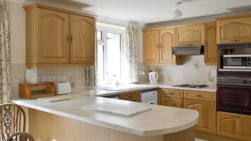 Diskmaskin, barnstol och grytor/köksredskap