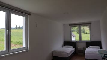 3 bedrooms, iron/ironing board, WiFi, bed sheets