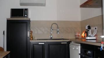 Réfrigérateur, micro-ondes, four, plaque de cuisson