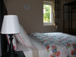 1 bedroom, desk, free WiFi, bed sheets