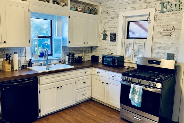 Frigorifero, microonde, forno, piano cottura