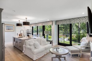 Smart TV, chimenea, libros