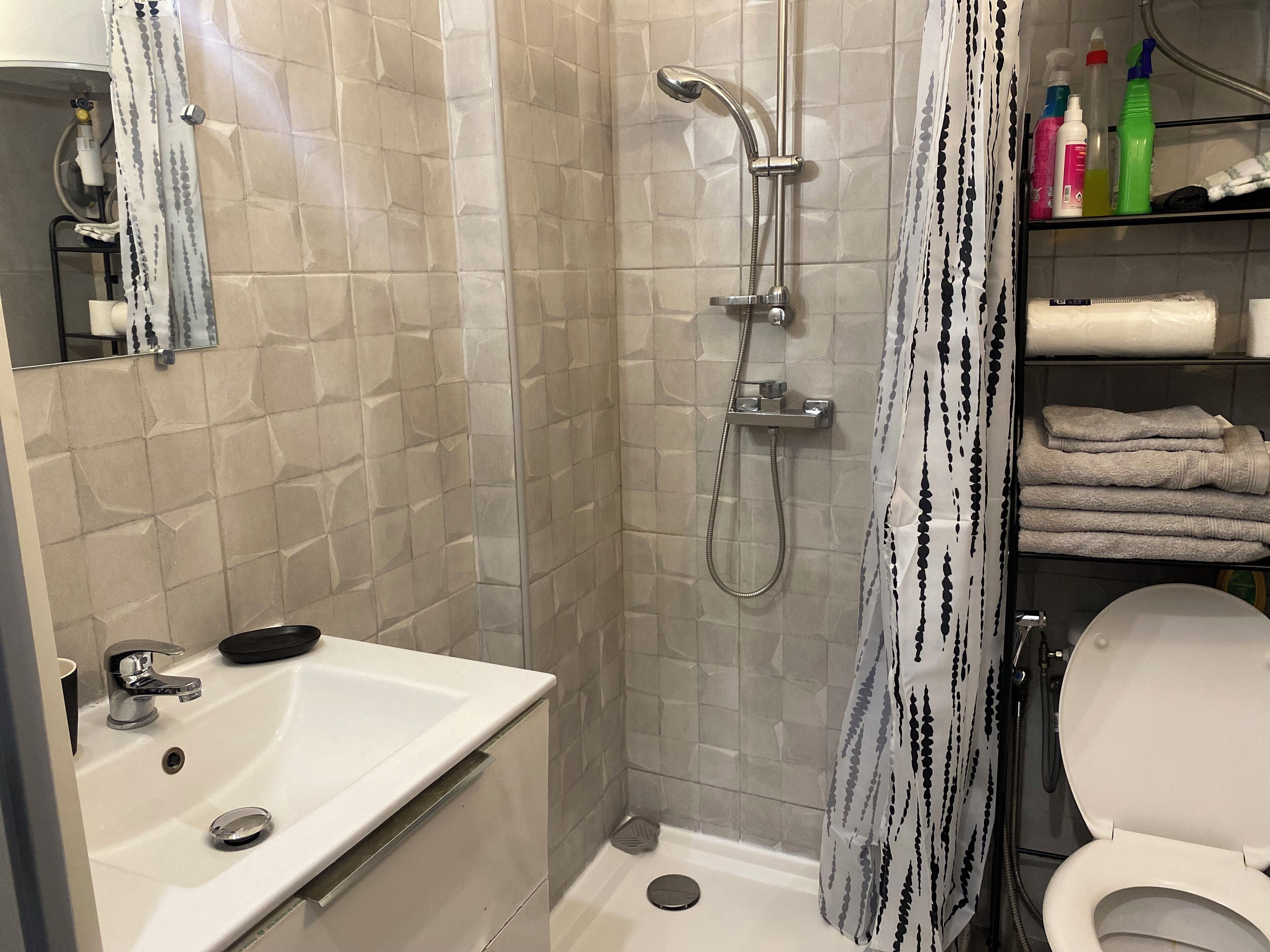 Douche, sèche-cheveux, serviettes fournies, savon