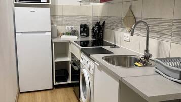 Réfrigérateur, micro-ondes, four, plaque de cuisson