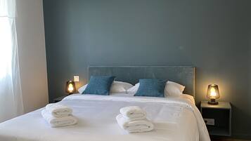 2 soverom, skrivebord, strykejern/-brett og reiseseng for barn