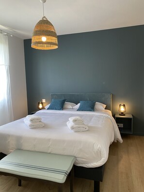 2 Schlafzimmer, Schreibtisch, Bügeleisen/Bügelbrett, Reisekinderbett