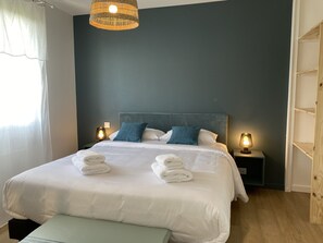 2 chambres, bureau, fer et planche à repasser, lit parapluie