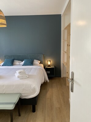 2 Schlafzimmer, Schreibtisch, Bügeleisen/Bügelbrett, Reisekinderbett