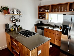 Kühlschrank, Mikrowelle, Ofen, Herdplatte