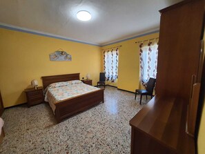 2 Schlafzimmer, Schreibtisch, Bügeleisen/Bügelbrett, kostenloses WLAN