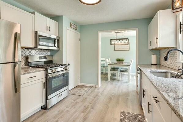 Fridge, microwave, stovetop, dishwasher