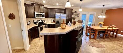 冷蔵庫、電子レンジ、オーブン、コンロ