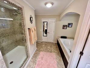 Hair dryer, towels, soap, shampoo - NetZero 3 Bedroom Farmhouse on Blue Ridge Parkway (Floyd)