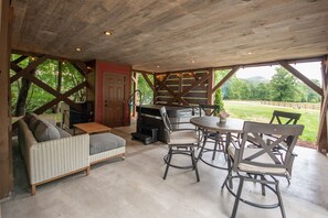 Outdoor dining - Treehouse, Hot Tub, Creekfront, Starlink Wi-Fi, Firepit (Franklin)