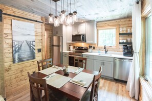 Dining - Treehouse, Hot Tub, Creekfront, Starlink Wi-Fi, Firepit (Franklin)