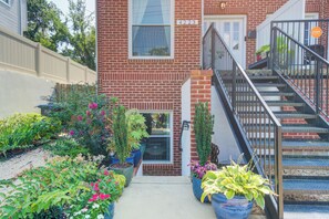 Exterior - Subway & Easy Parking! Sunny 2 Bdrm w/ King Bed (Washington)