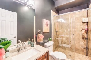 Regadera, secadora de cabello, toallas, jabón 