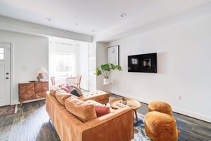 Smart TV, books - Subway & Easy Parking! Sunny 2 Bdrm w/ King Bed (Washington)