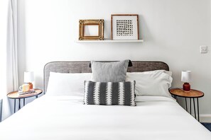 2 habitaciones, escritorio y tabla de planchar con plancha 