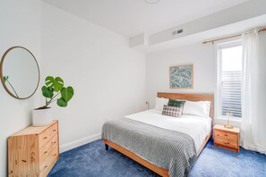 2 Schlafzimmer, Schreibtisch, Bügeleisen/Bügelbrett, Reisekinderbett