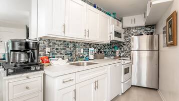 KĂŒhlschrank, Mikrowelle, Herdplatte, GeschirrspĂŒler