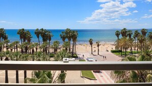 A beach view with palm trees and a clear sky. - TOUS 2 Apartment - Only Families (Salou)
