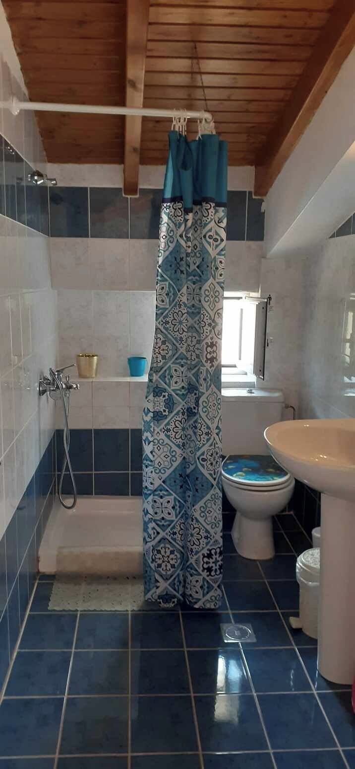 Un baño con ducha, inodoro y lavabo.