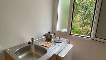 Standard Studio | Private kitchen | Fridge, stovetop, coffee/tea maker, cookware/dishes/utensils