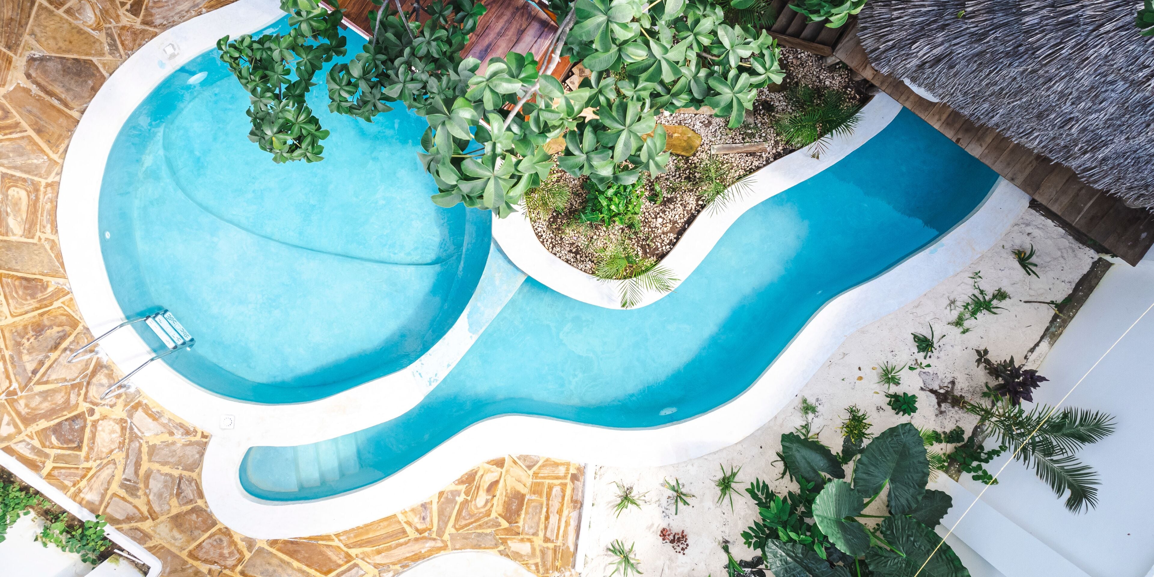 2 albercas al aire libre 