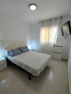 2 slaapkamers, een strijkplank/strijkijzer, internet, beddengoed