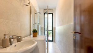 Dusche, Haartrockner, Bidet, Handtücher